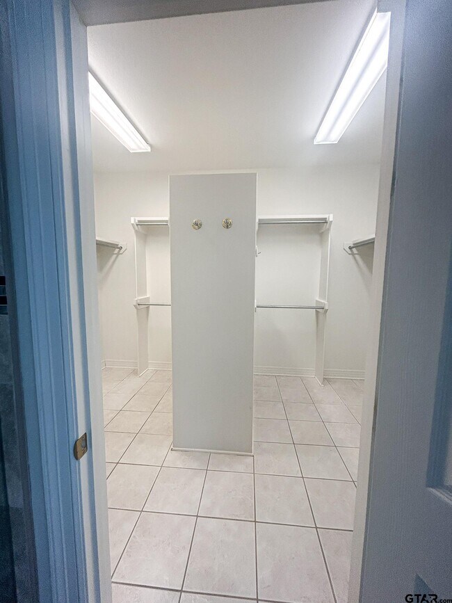 Building Photo - 704 Shiloh Ridge St