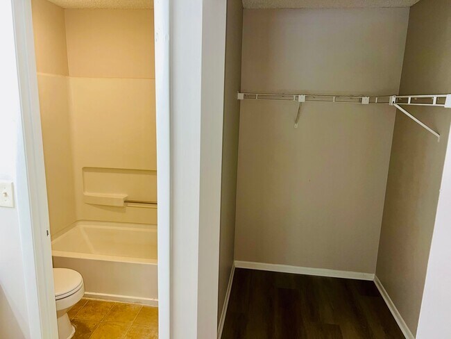 Building Photo - 2585 Grassy Point Dr