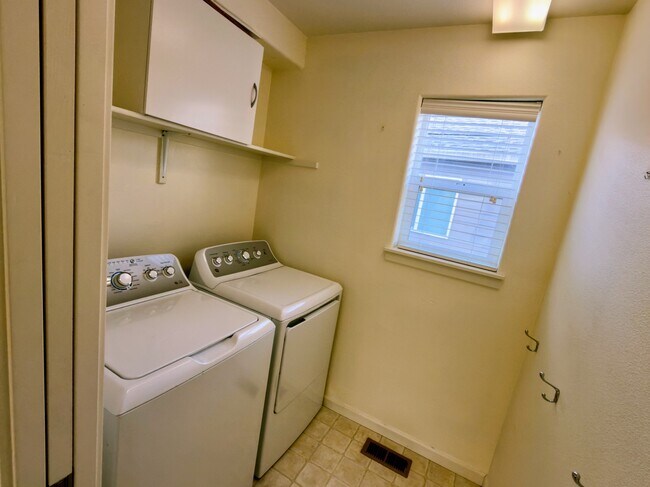 Building Photo - 20893 SW Edgemont St