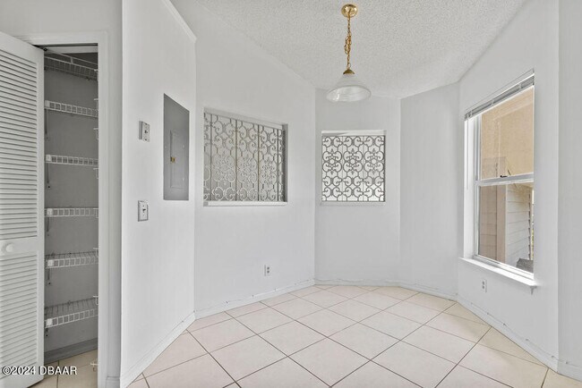 Building Photo - 596 N Nova Rd