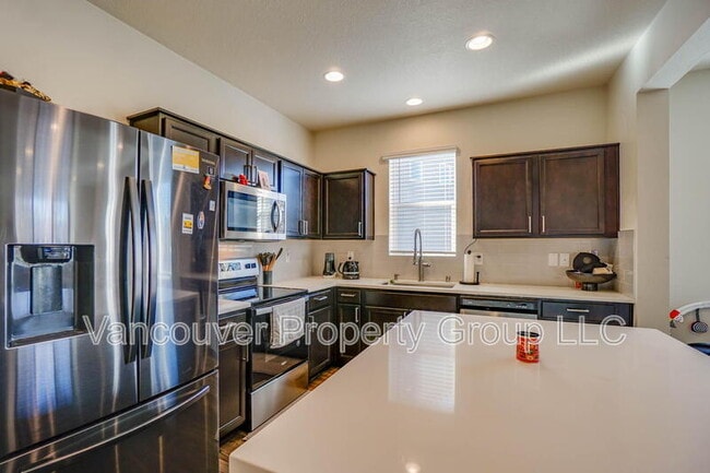 Building Photo - 2001 NE 4 Seasons Ln