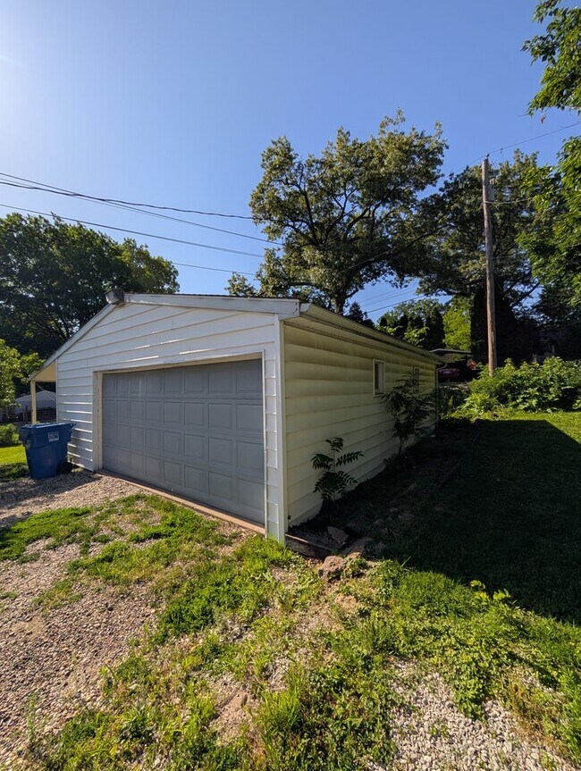 Building Photo - Affordable Moline Apartment in a Prime Quad Cities Location!