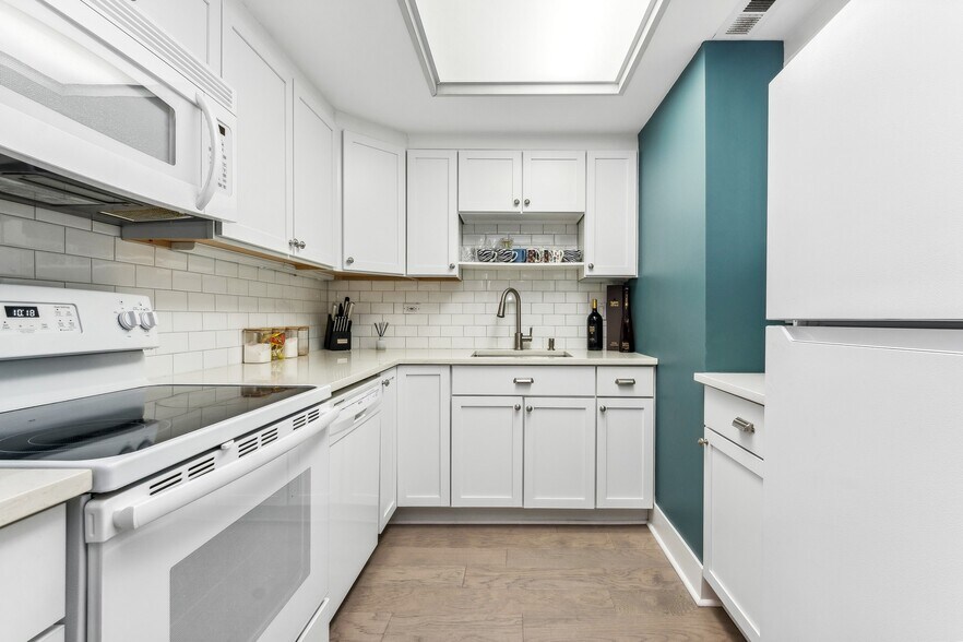 Building Photo - 40 E Delaware Pl