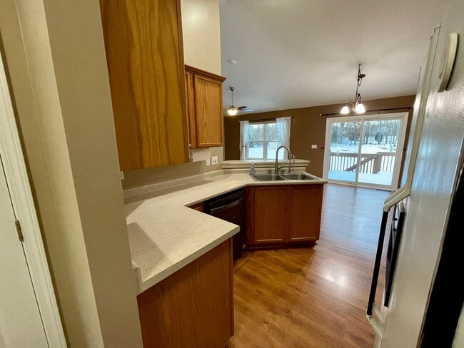 Building Photo - Spacious 4 Bedroom 3 Bathroom home