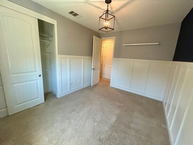 Building Photo - Ideal 4 bedroom home, walking distance to ...