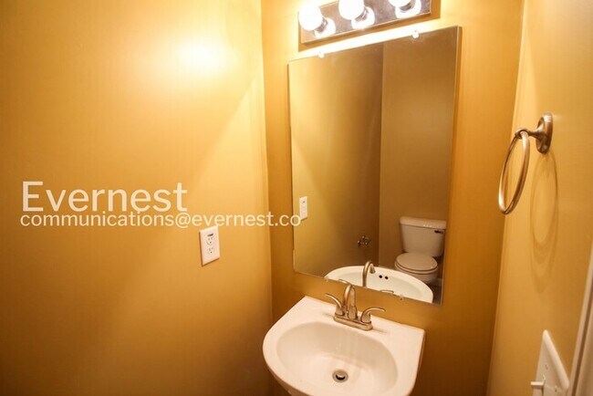 Building Photo - 3 Bed/2.5 Bath Townhome with Garage / Pet-Friendly / Coming Soon!