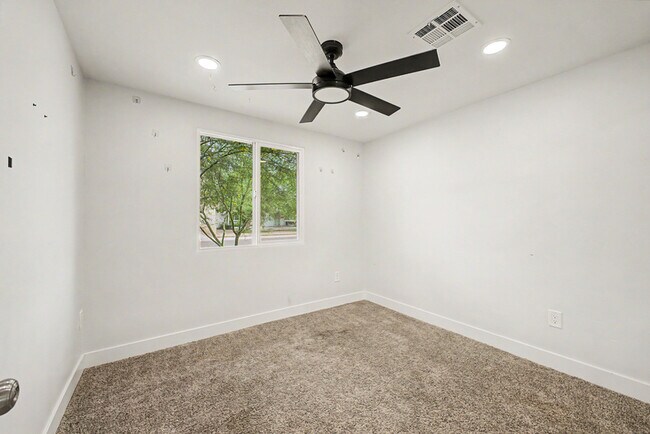 Building Photo - 3701 E Ludlow Dr