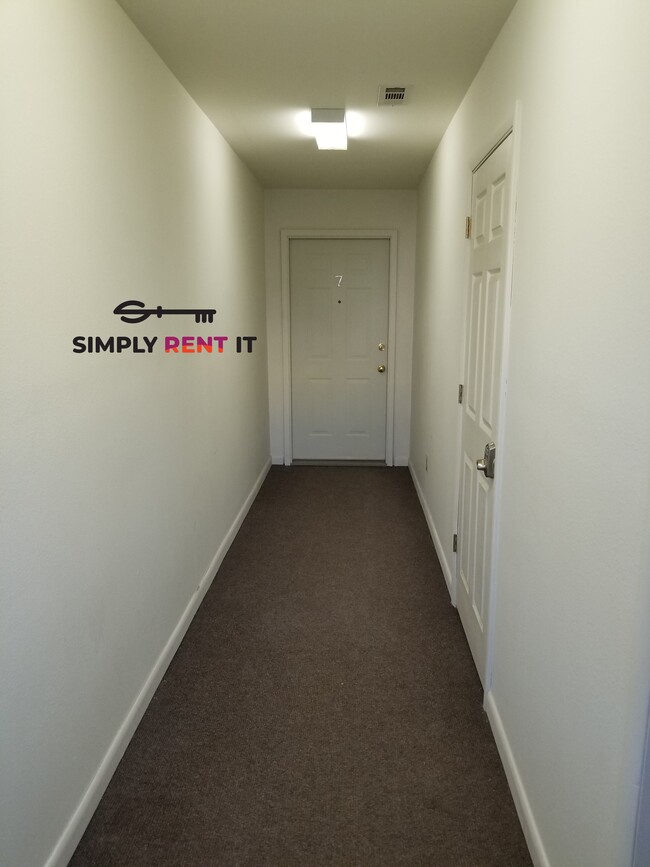 Building Photo - 1 Bedroom Downtown Roland, Private Entrance