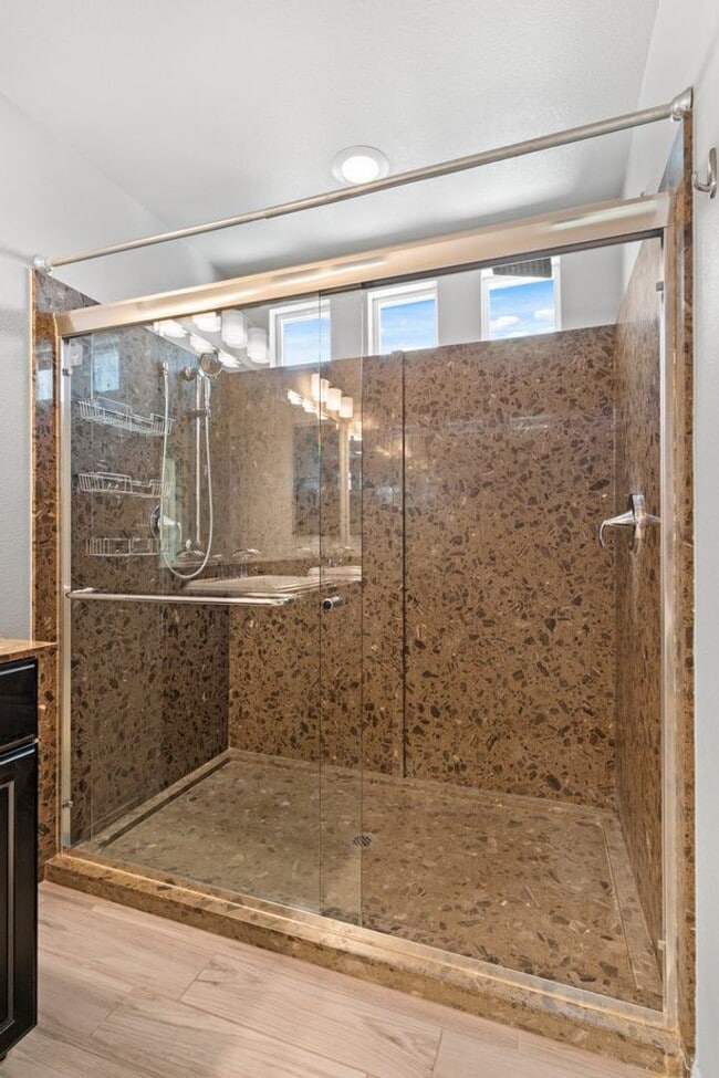 Building Photo - Beautiful 4 Bed 2.5 Bath Home Jones and Wa...