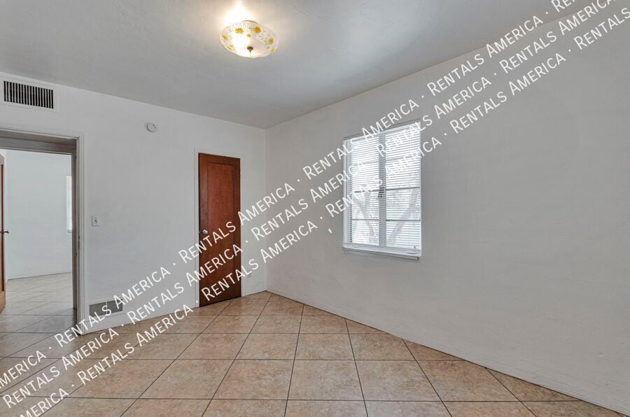 Building Photo - 3733 N Mountain Ave