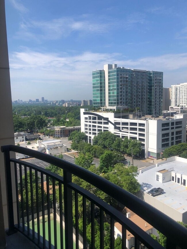 Building Photo - Luxurious One Bedroom Condo in Buckhead!