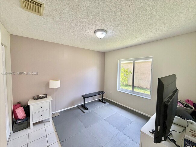 Building Photo - 415 NW 165th Ave