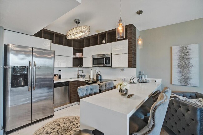 Building Photo - 5401 Collins Ave