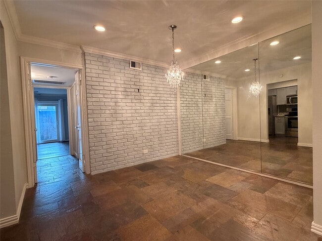 Building Photo - 537 N Post Oak Ln