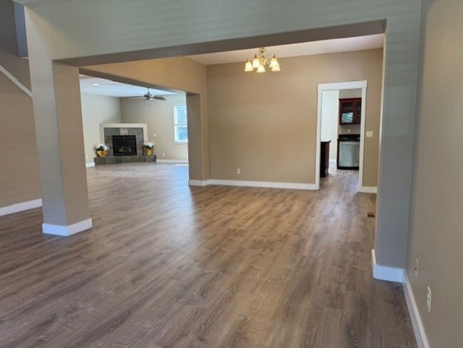 Building Photo - Large Home SW Bend