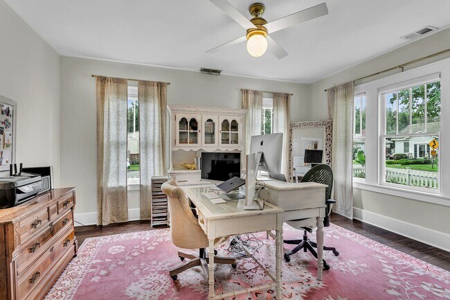 Building Photo - Completely Renovated Charming - 3 bedroom 2 bathroom home - 1108 Bonventure Rd, Savannah GA