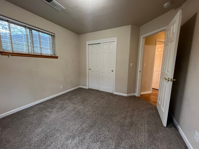 Building Photo - Three bedroom, Two bath home in Ashland.  | Available Now