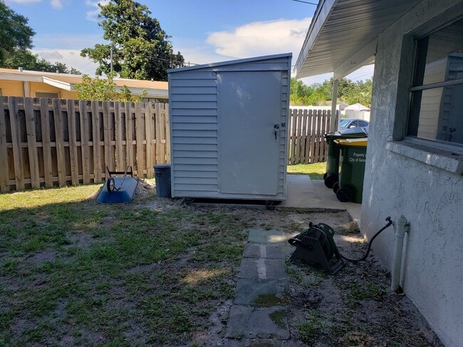 Building Photo - Centrally Located Sarasota 2-bedroom Home ...