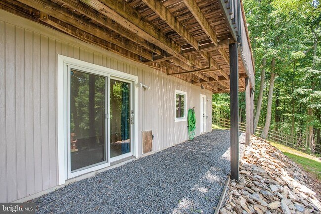 Building Photo - 1619 Summit Dr