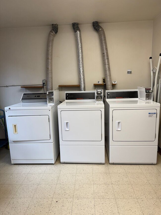 Building Photo - 100 W 17th St