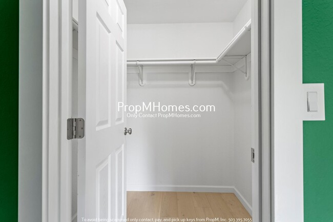 Building Photo - Beautifully Updated Condo in Multnomah Vil...