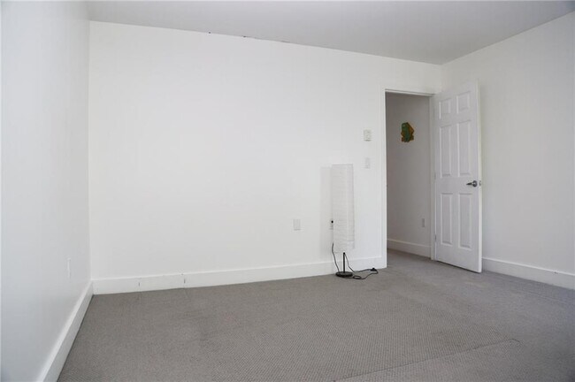 Building Photo - 74 Tell St