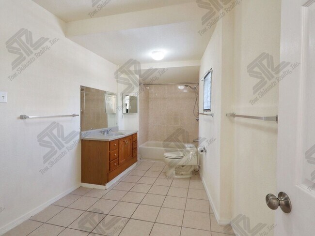 Building Photo - 1095