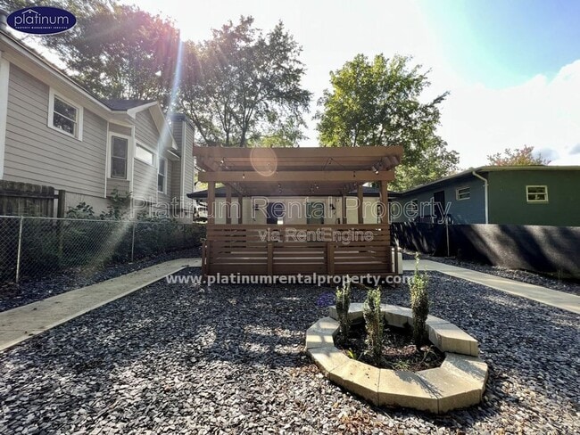 Building Photo - 982 Grant Terrace SE