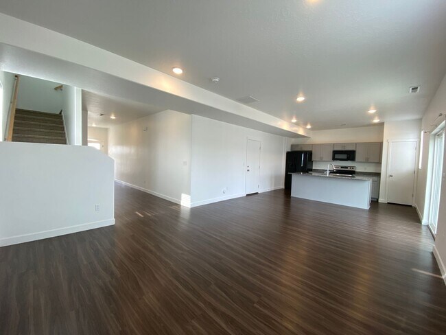 Building Photo - Two-story Single Family Home on Riverside.