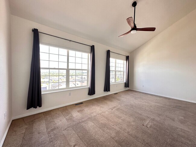 Building Photo - Amazing Townhome with Spectacular Views fo...