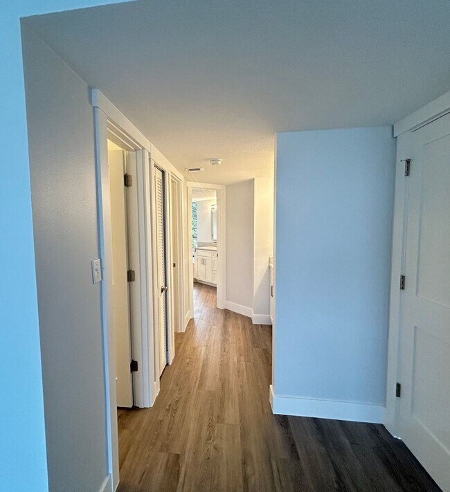 Building Photo - Beautifully Remodeled 2/2 Waterfront Unit in Gated Community!