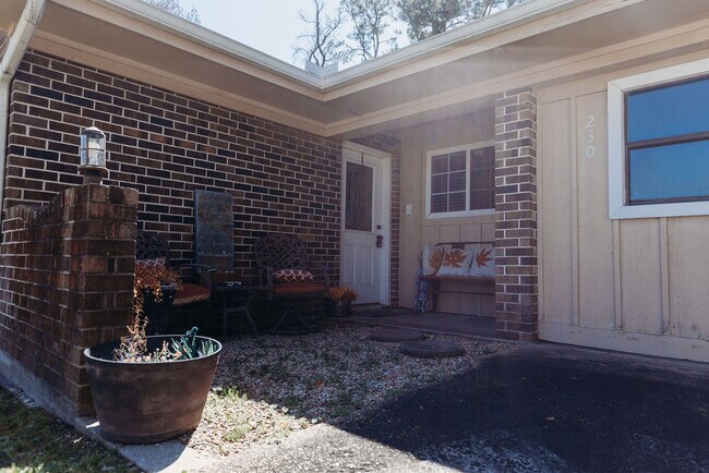 Building Photo - 230 Myers Ln
