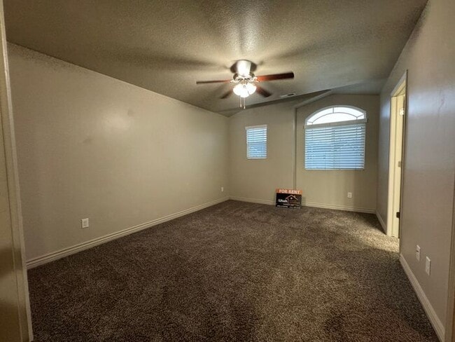 Building Photo - 3 bdrm 2 1/2 bth townhouse 1 Car Garage