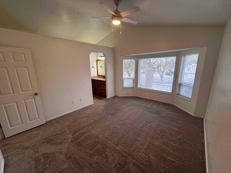 Building Photo - 8004 S Old Barn Dr