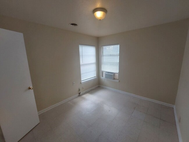 Building Photo - 3 Bedroom 2 Bath with Bonus Room near Broo...