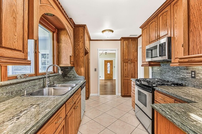 Building Photo - Expansive Three-Bedroom Home with Front and Back Yard in Long Beach AVAILABLE NOW