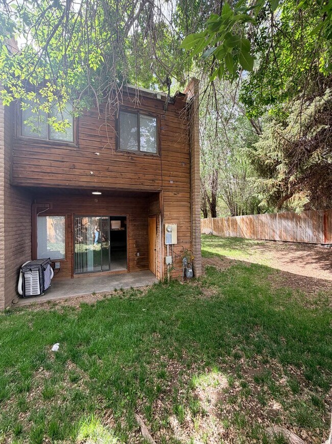 Building Photo - 3 Bedroom Townhouse