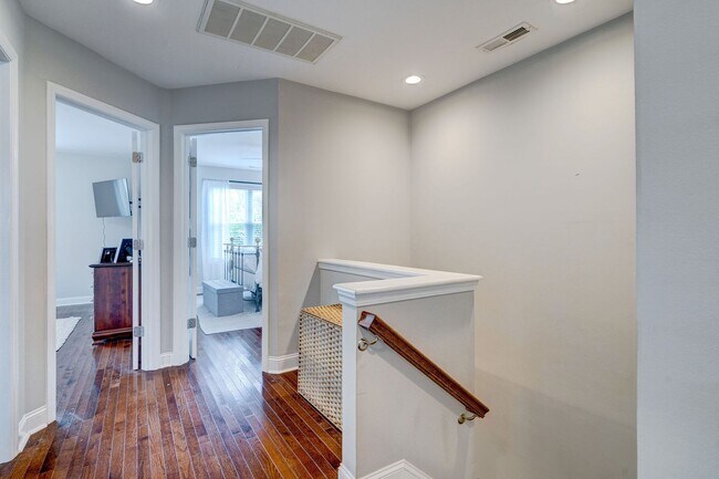 Building Photo - Midtown Rental in Forest Hills