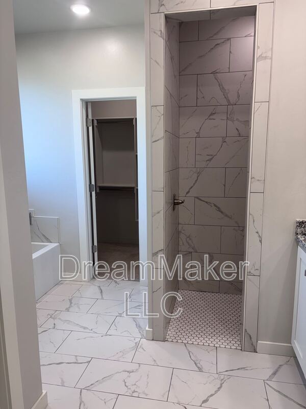 Building Photo - 2819 Clifton Ter