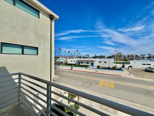 Building Photo - 4053 Sunset Ln