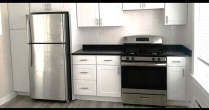 Building Photo - 1 bedroom in Chicago IL 60657
