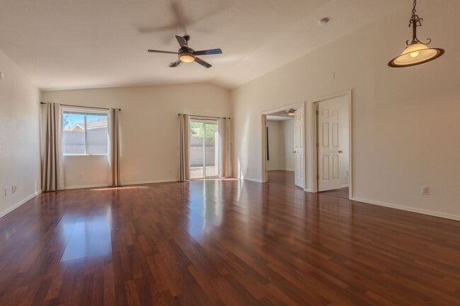 Building Photo - 3 Bedroom 2 Bathroom