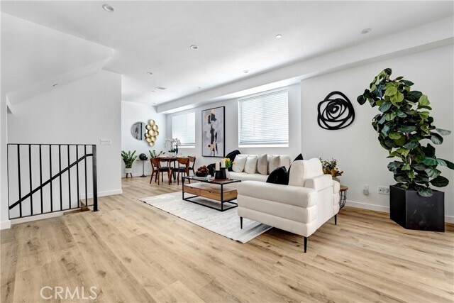 Building Photo - 11956 Vanowen St