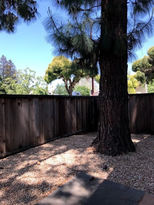 Building Photo - Los Gatos Townhome