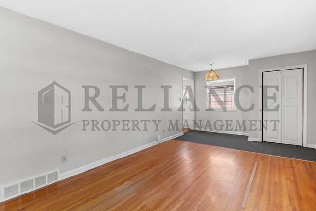 Building Photo - 921 S Royal Rd