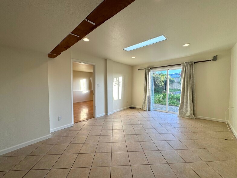 Building Photo - 1315 Skyline Dr