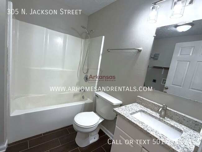 Building Photo - 305 N Jackson St
