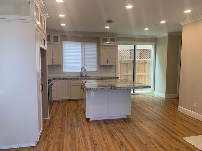 Building Photo - 183 Evergreen Ave