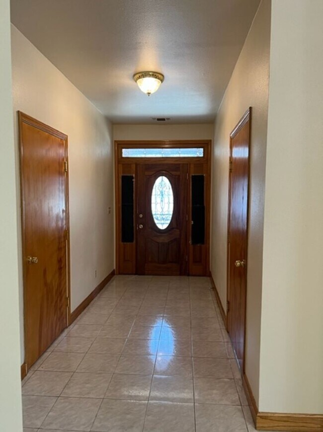Building Photo - Beautiful Single Story home in Carmichael, 4+2, Large living area, 2 garages.