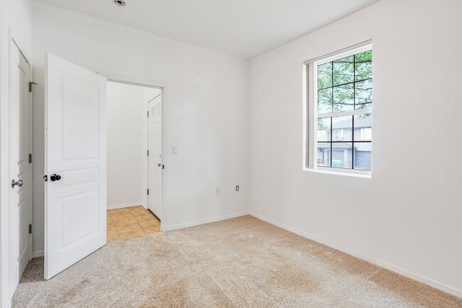 Building Photo - 3 bed, 3.5 bath townhouse in McKenzie Ridg...